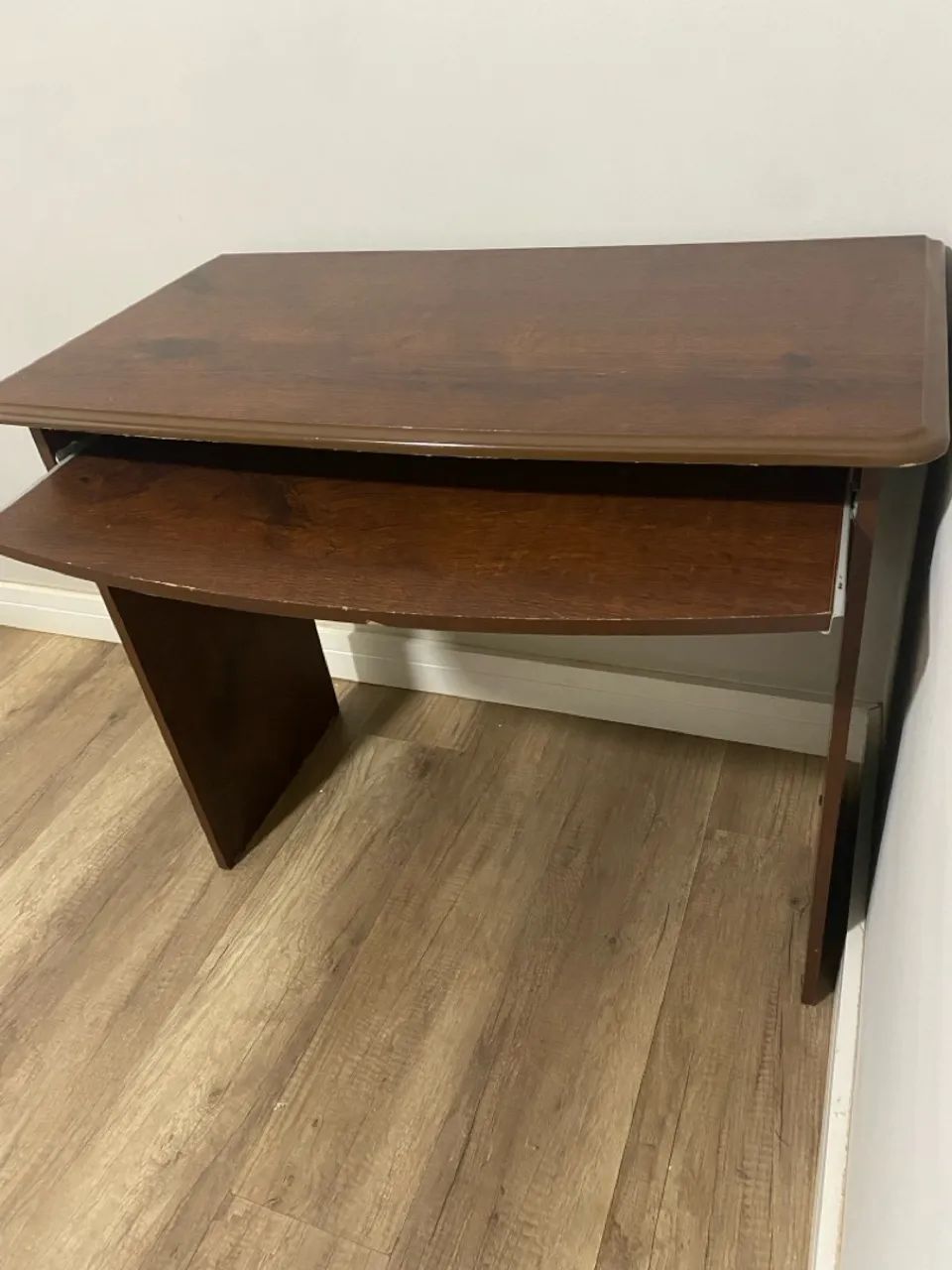 Mesa de Escritório com Bandeja Retrátil