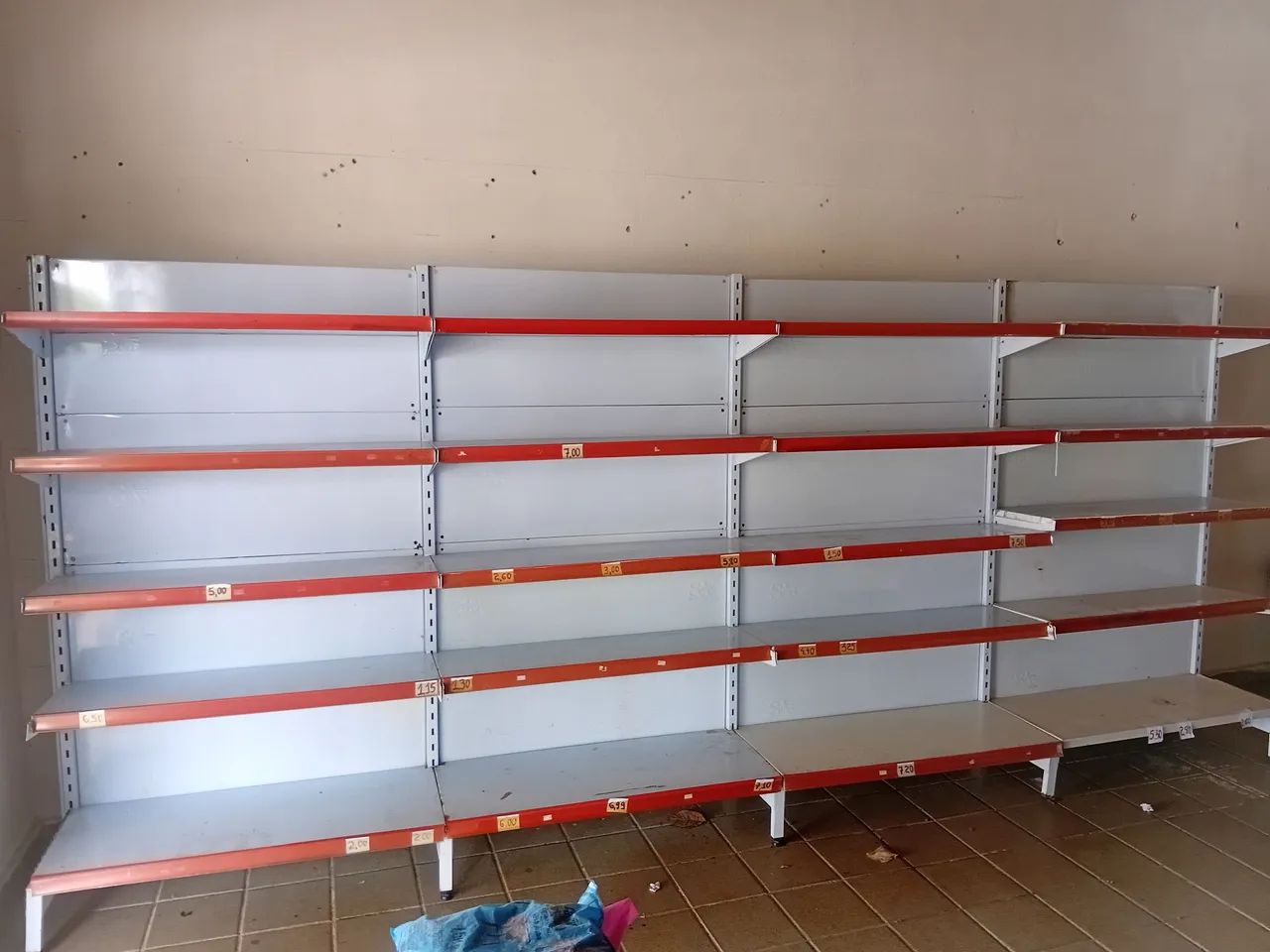 4 metros de gôndolas em ótimo estado 2200 - Foto 3