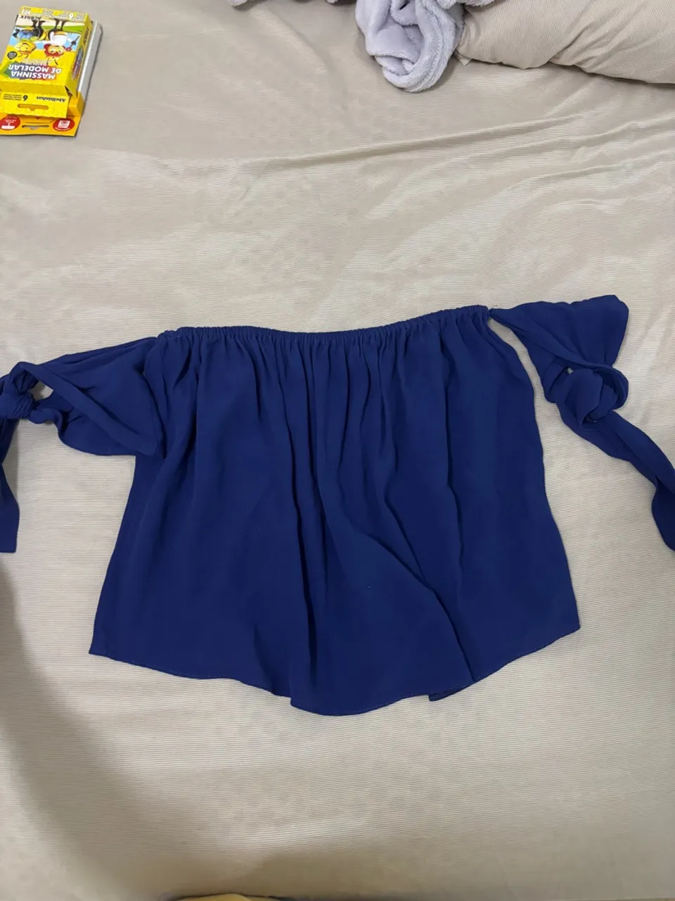 Blusa Azul Ombro a Ombro com Detalhes