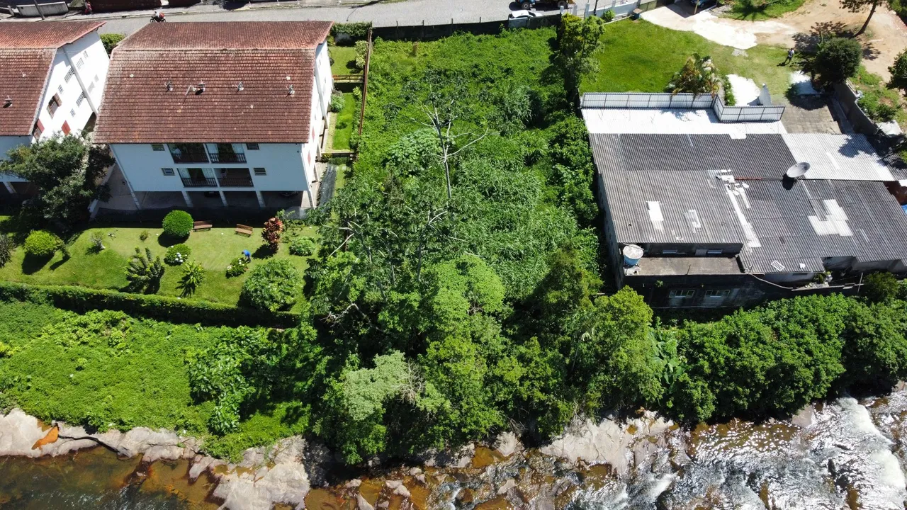 Terreno plano bem localizado - vista para o Rio.