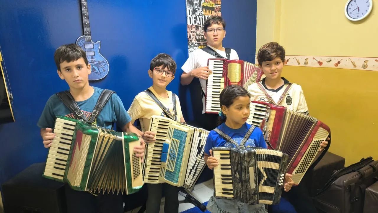 ACCORDION LESSONS FOR CHILDREN AND ADULTS ... THEORY AND PRACTICAL CLASS64298714556035121