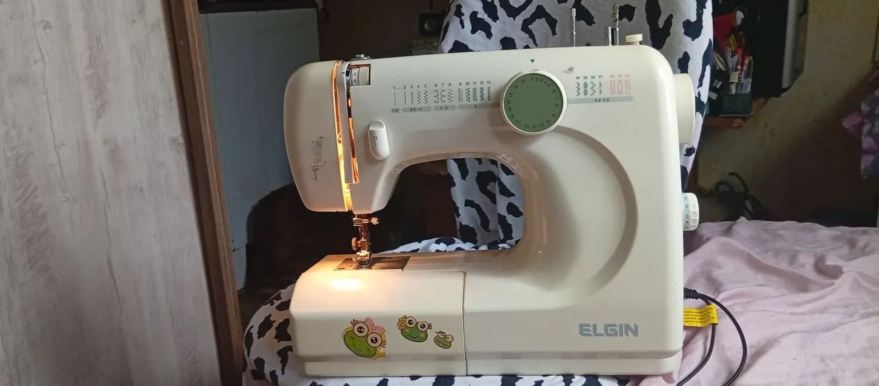 Máquina de costura Elgin