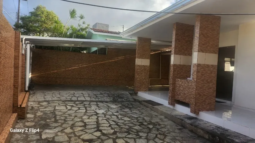 Casa toda gradeada em João Pessoa bairro dos Estados.