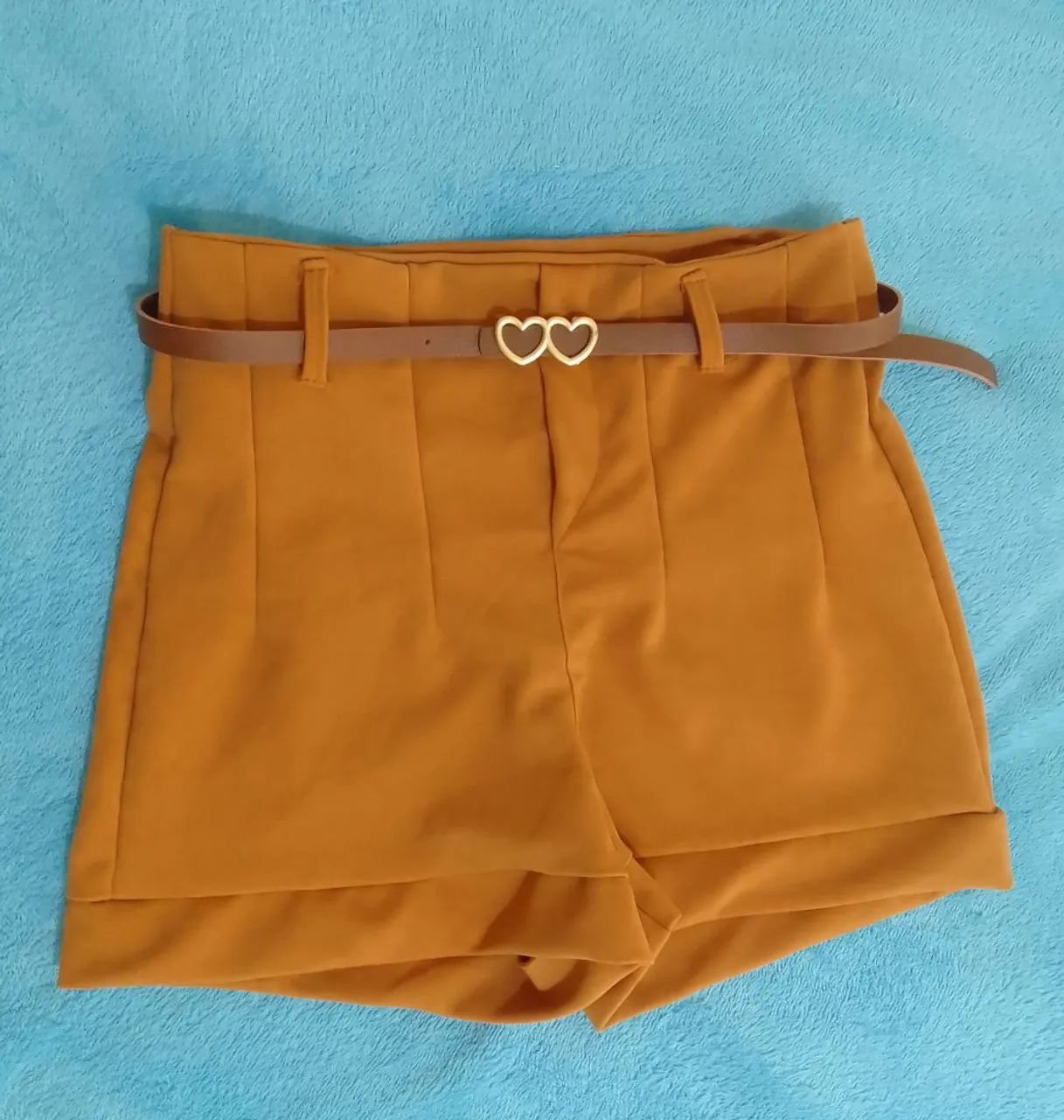 Shorts feminino marrom com cinto