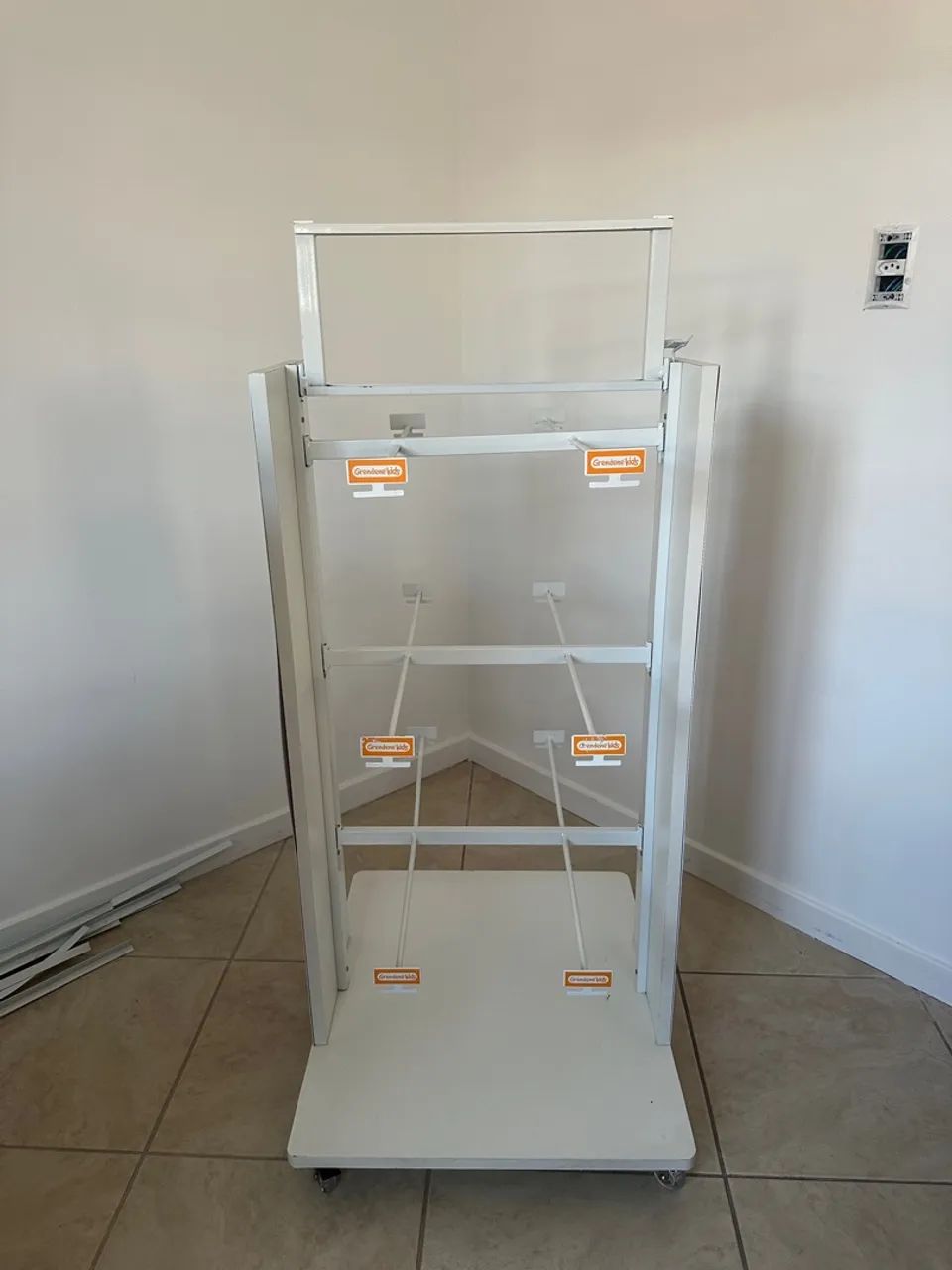 Expositor de Ferro e Madeira com Rodinhas - Ideal para Lojas!