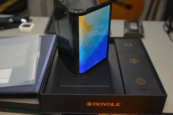 Celular dobrável Royole FlexPai é um celular que vira tablet Android