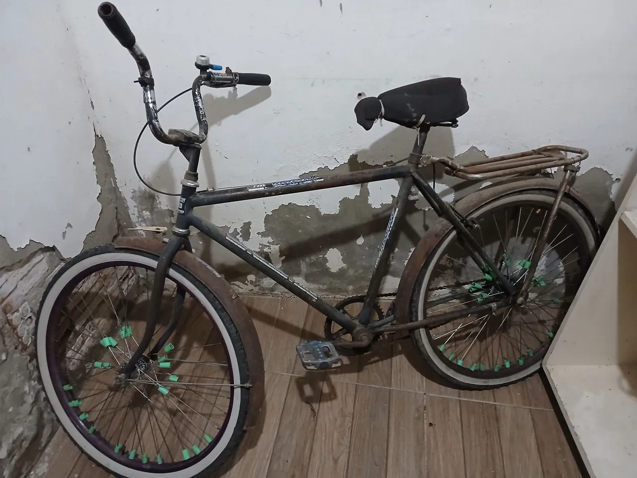 Bicicleta estilo retrô com pneus brancos