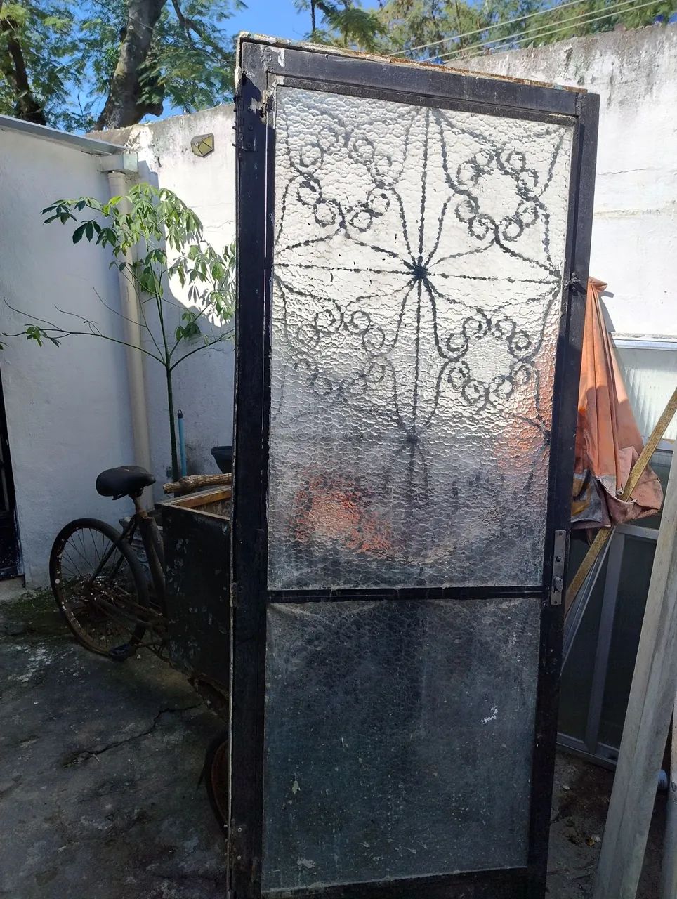 Porta de ferro com detalhes em vidro - Foto 2
