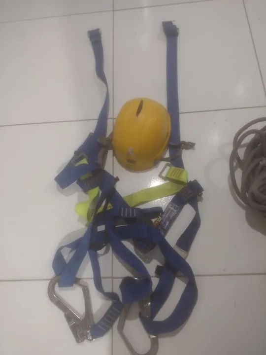 Cinto de proteção de altura novo capacete óculos e corda grande por 100 reais  - Foto 3