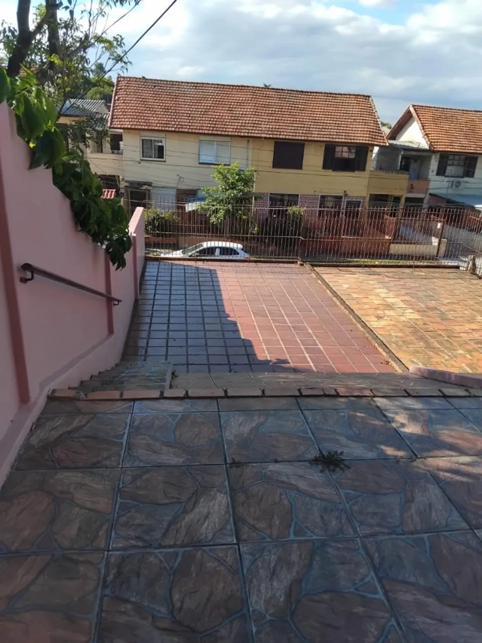 VENDE-SE CASA DE DOIS PISOS - BAIRRO JARDIM ITÚ SABARÁ - PORTO ALEGRE/RS