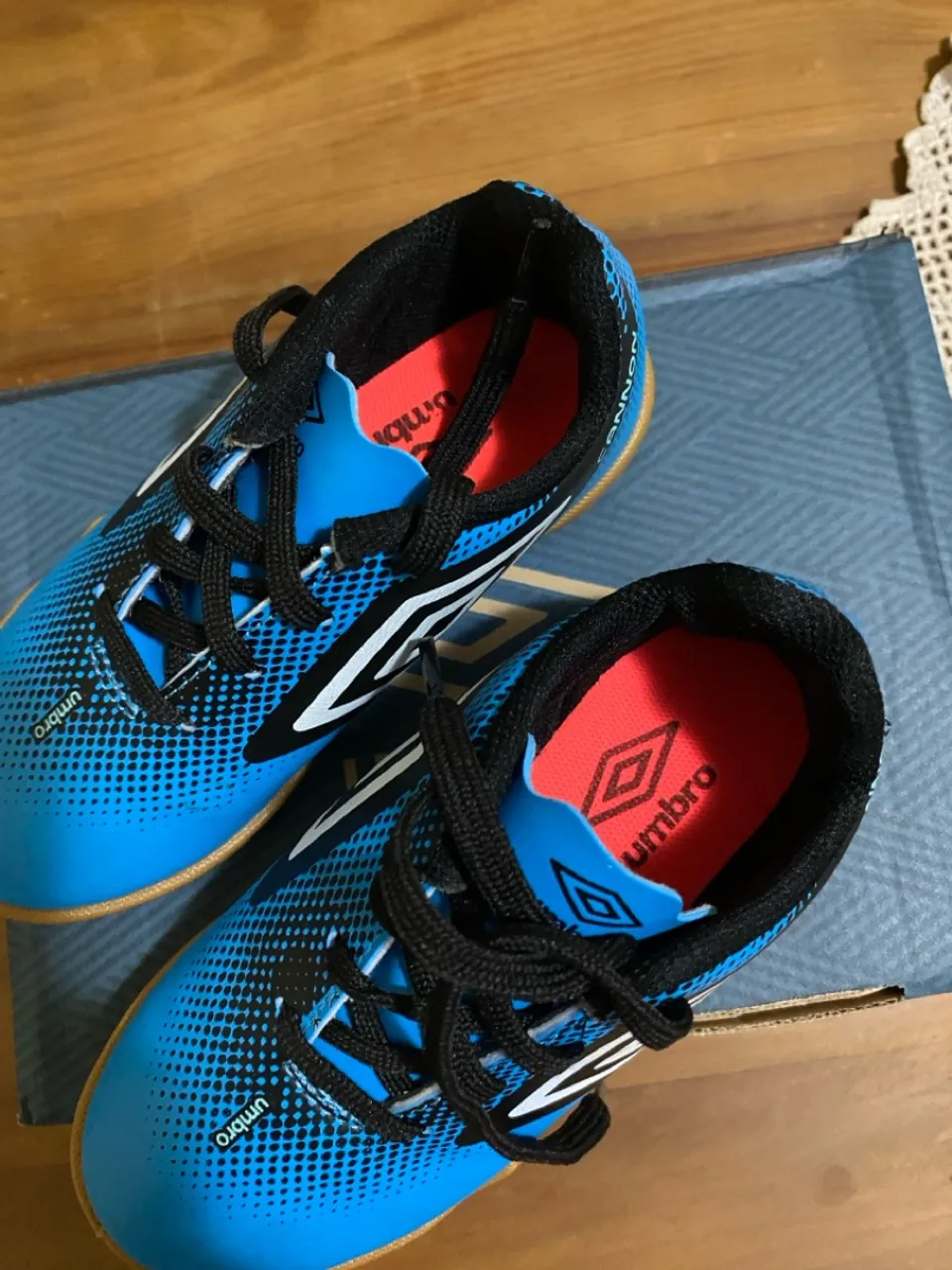 Chuteira Futsal Umbro Azul - Conforto e Desempenho