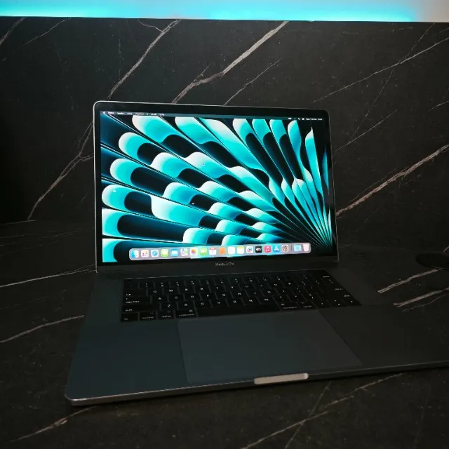 MacBook Pro i7 15" 512Gb SSD / 16Gb Ram Com Touch Bar (2017) Seminovo em Ótimo Estado