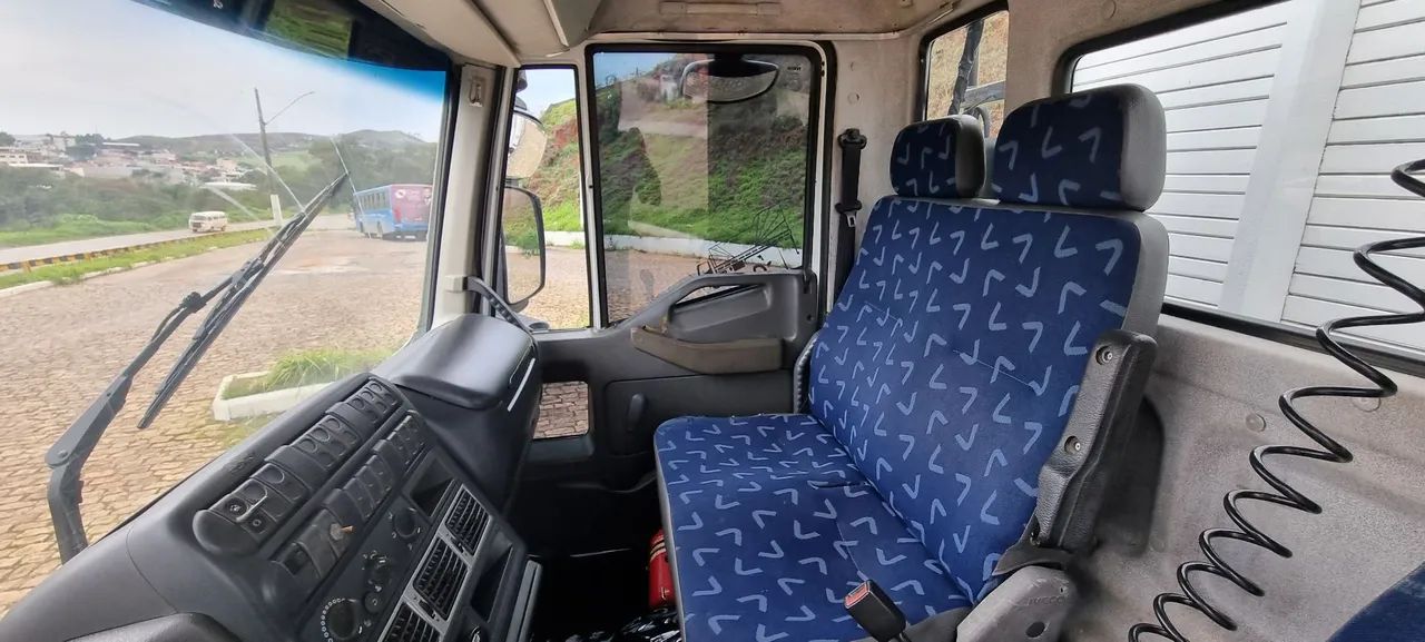 Caminhão Iveco Tector 240e25 6x2 ano 2010 - Foto 10