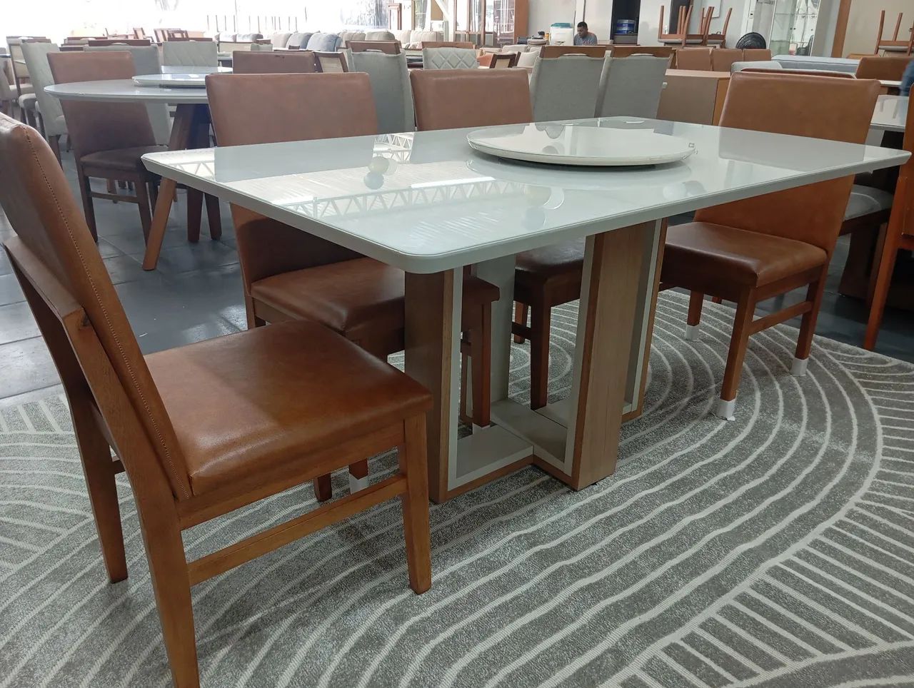 Mesa nova a pronta entrega e com cadeiras de madeira maciça  - Foto 4