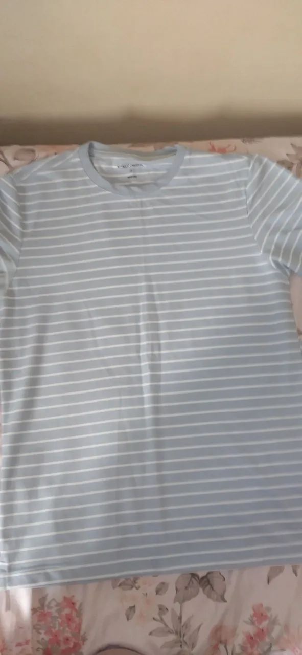 Camiseta listrada azul e branca