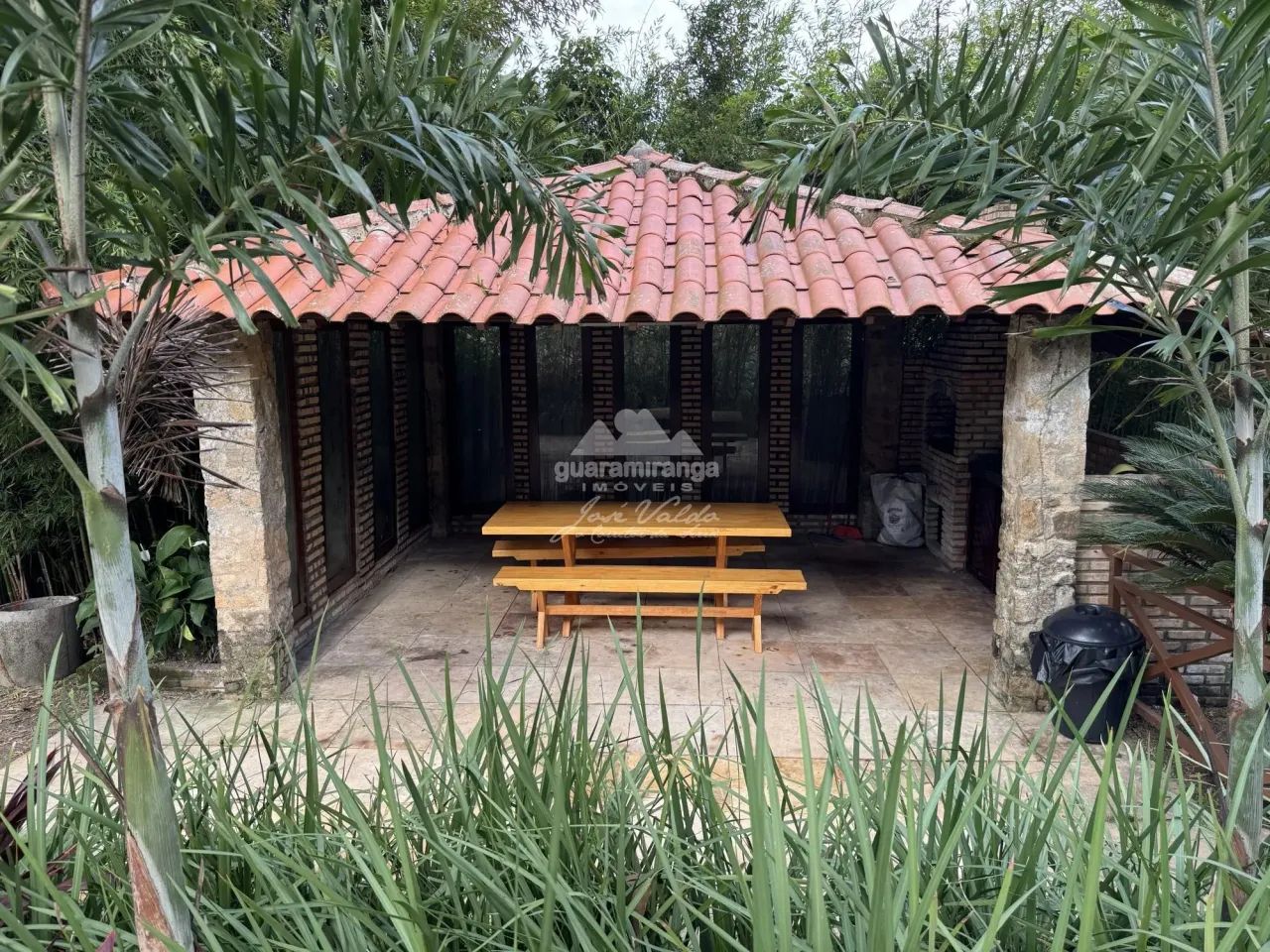 Chácara de 180m², com 0,24 ha de terreno, 05 suítes, deck e piscina com hidromas - Foto 3