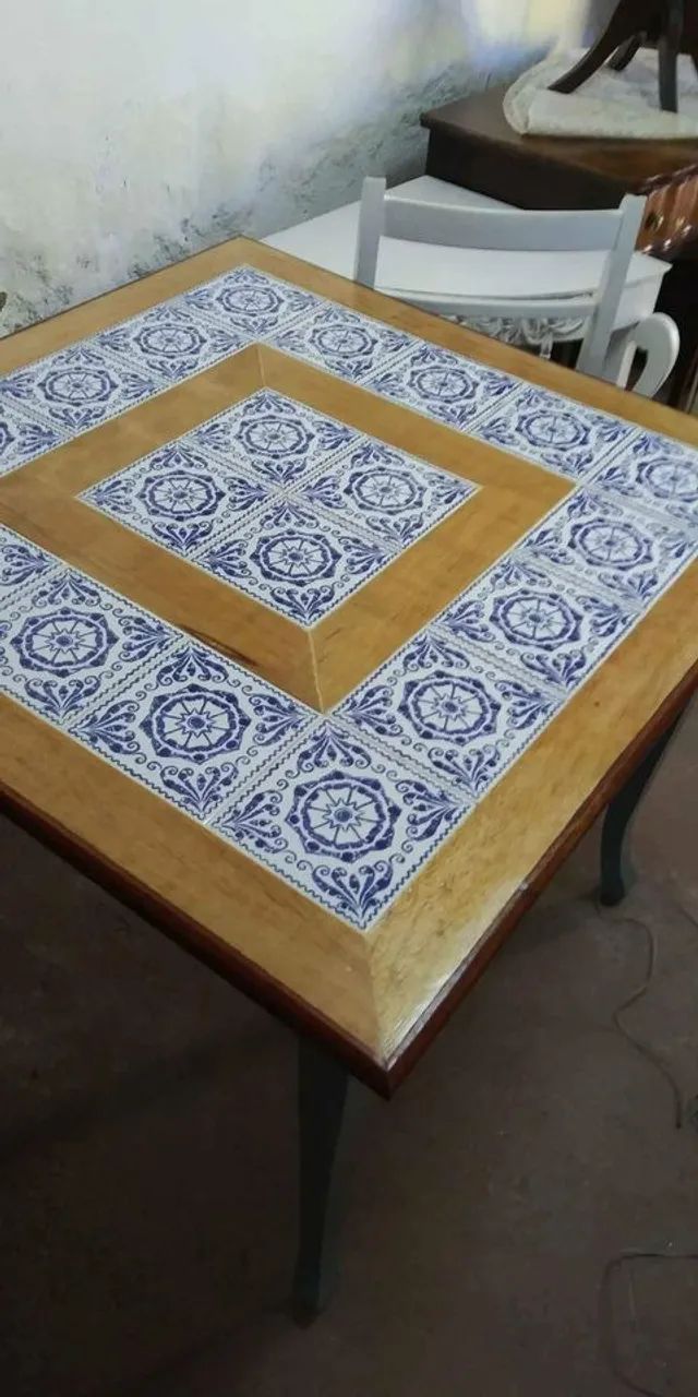 Mesa estilo chipandelle com azulejo português 