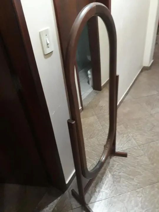 ESPELHO DE PISO REGULÁVEL, COM MOLDURA EM MADEIRA MACIÇA, USADO, MEDIDAS: ~ 1,22 X 0,57