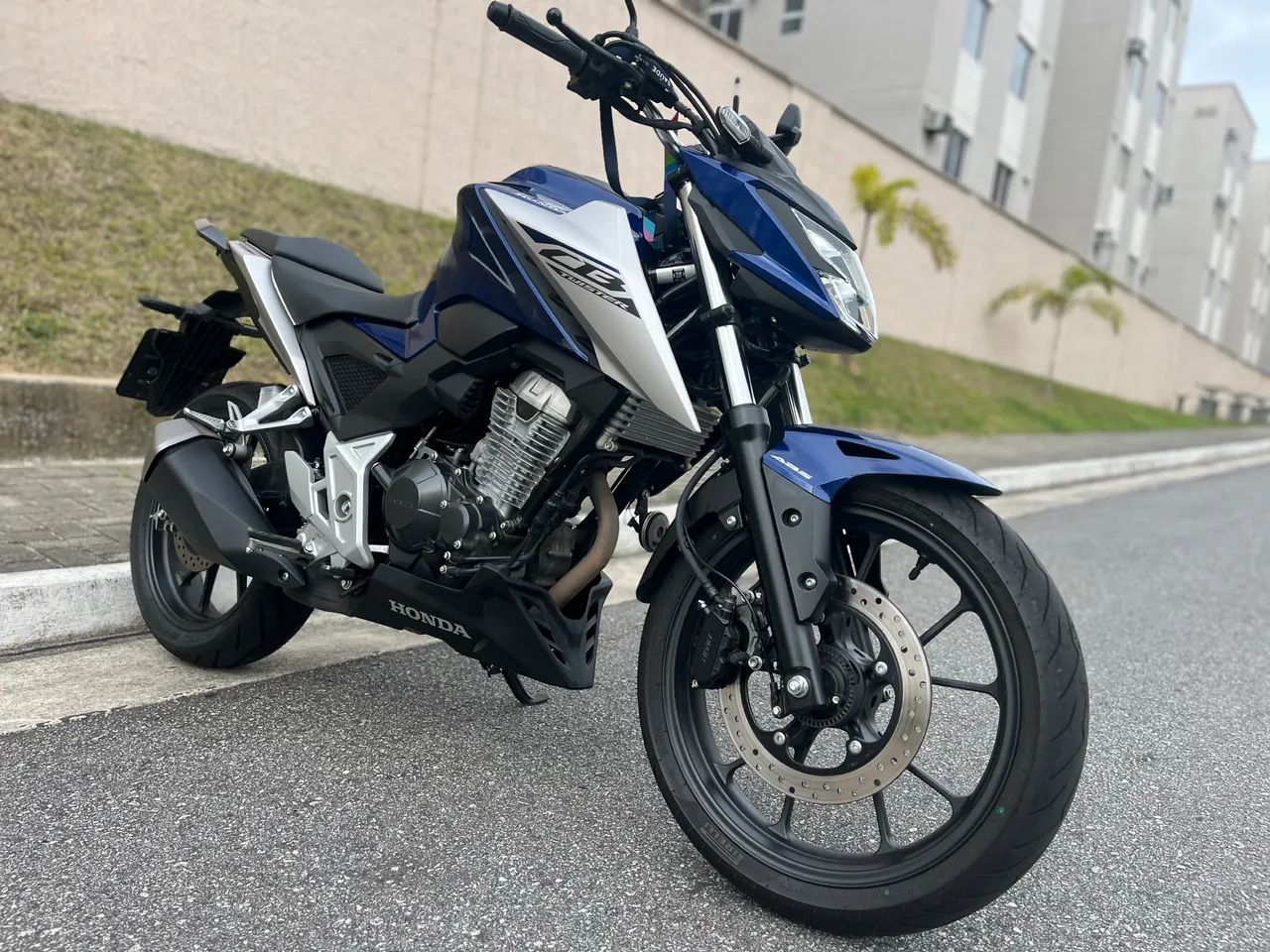 Cb f 300 Twister 2026 com apenas 1.700 km garantia de fábrica 