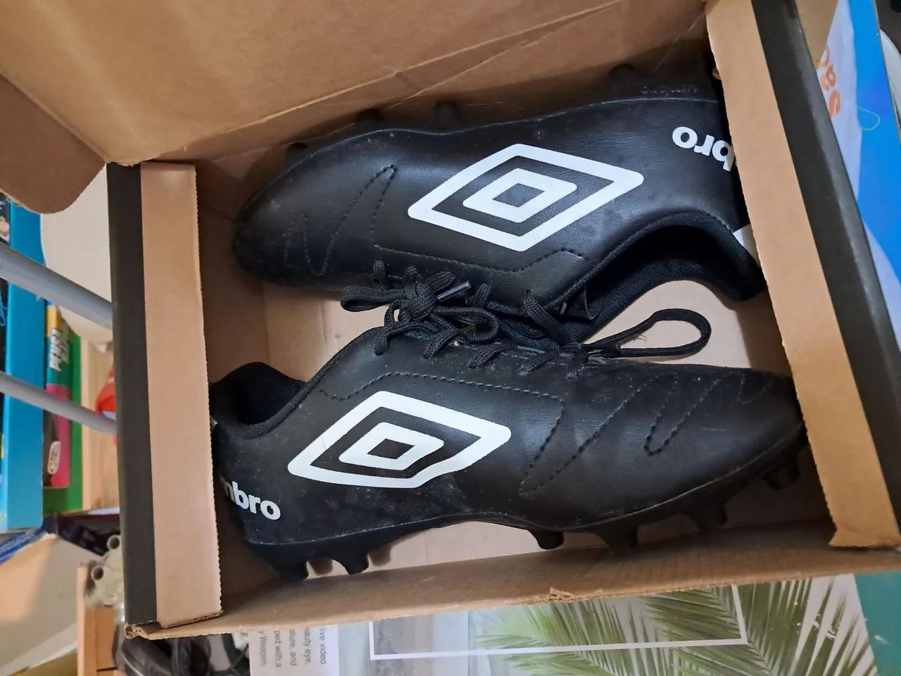 Chuteira Umbro nova na caixa N°35 - Foto 2