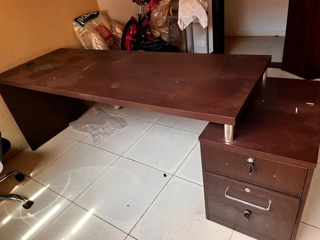 Mesa de escritório com gaveta e chave