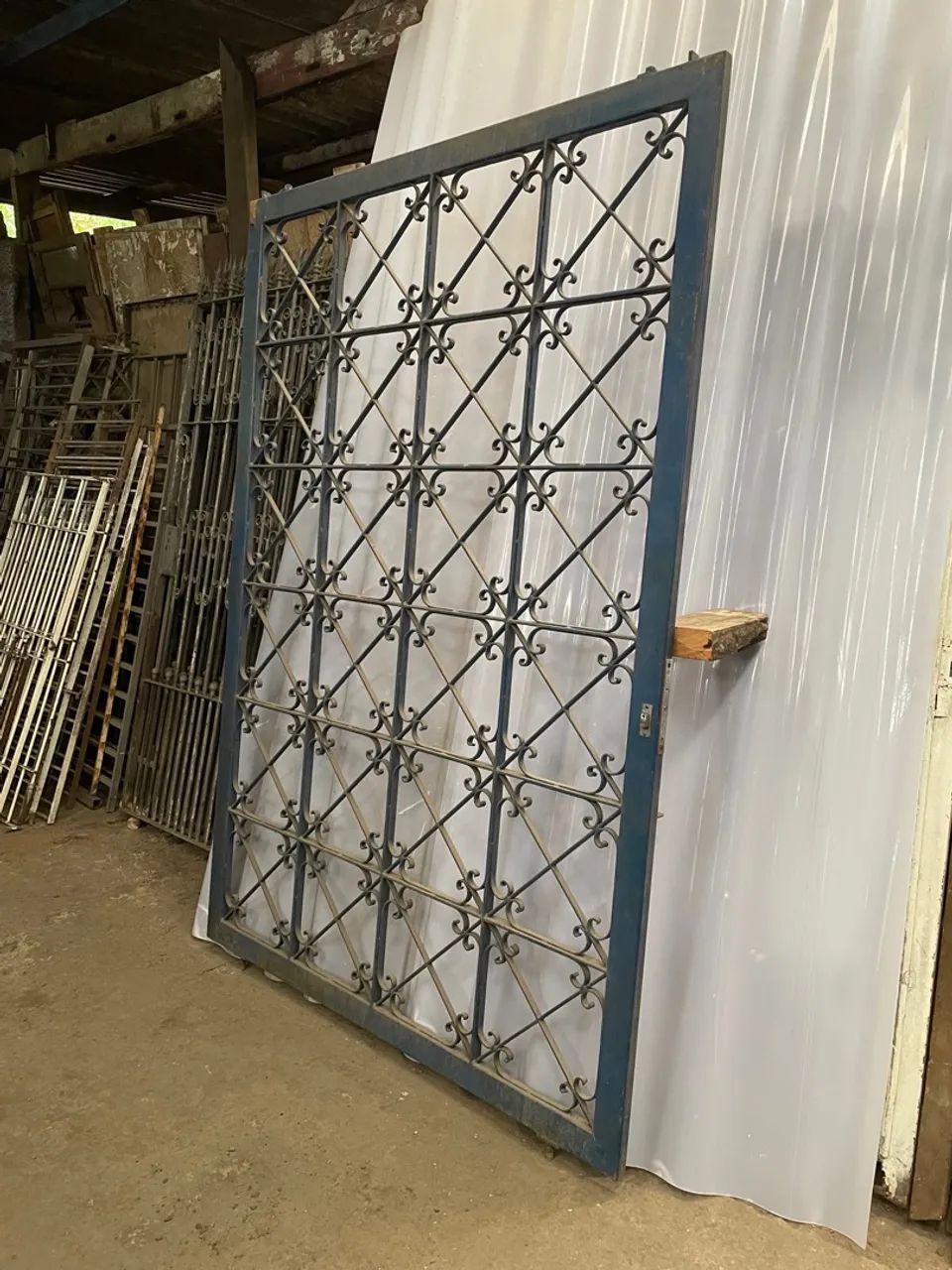 Portão Antigo de Ferro Desenhado - 3 folhas de 1,53 x 2,20 - Foto 3