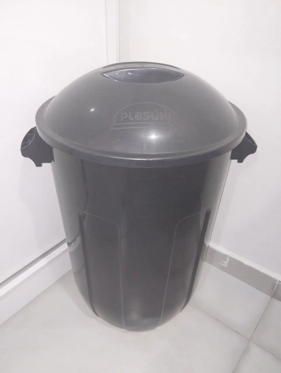 Lote Kit 2 Cestos Roupa Lixo 94L Branco Preto - Foto 2