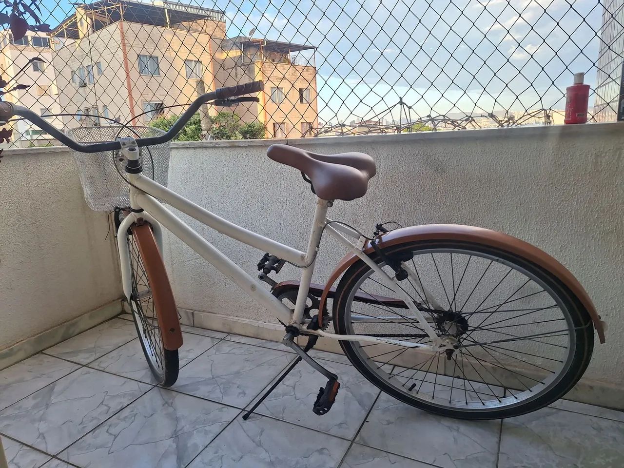 Bicicleta retrô branca e marrom - Foto 4