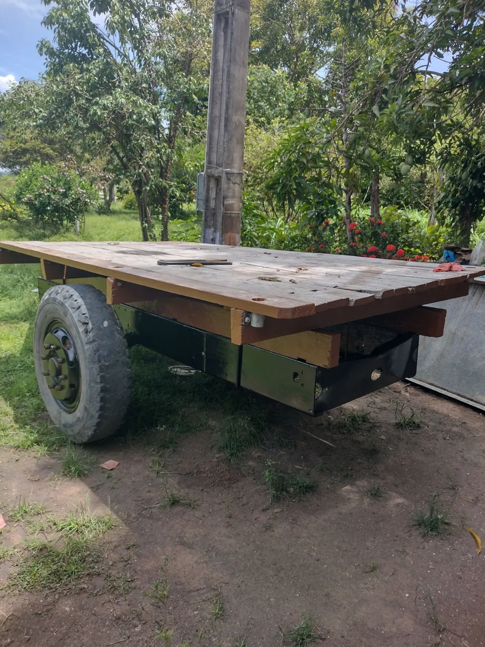 Vende-se uma carroça pra trator, muito boa, 95- *