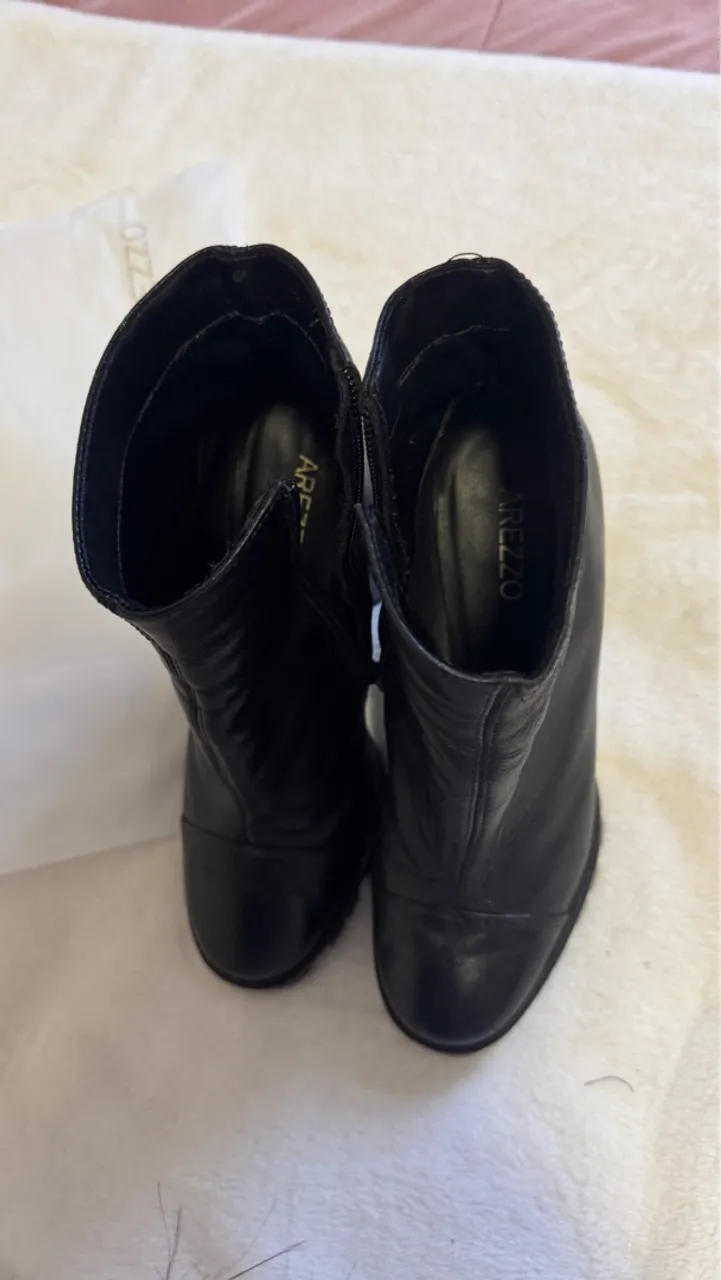 Bota Arezzo em couro preta