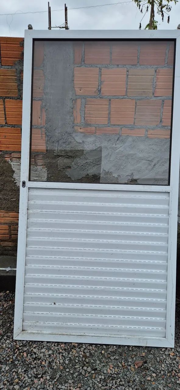 Janela de Alumínio com veneziana