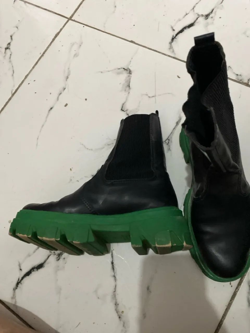 Botas Chelsea pretas com sola verde - Foto 4