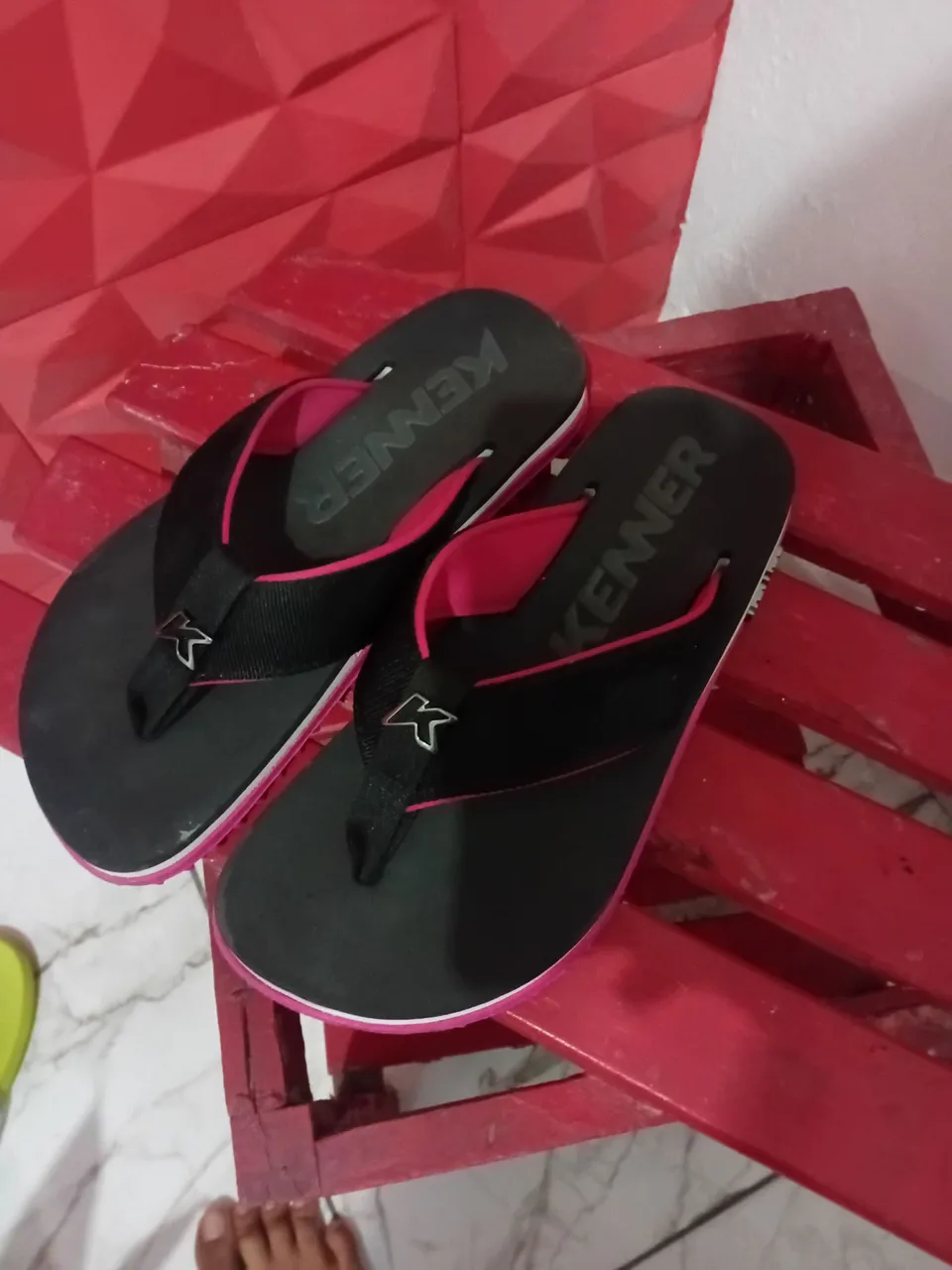Chinelo Kenner Preto com detalhes em rosa