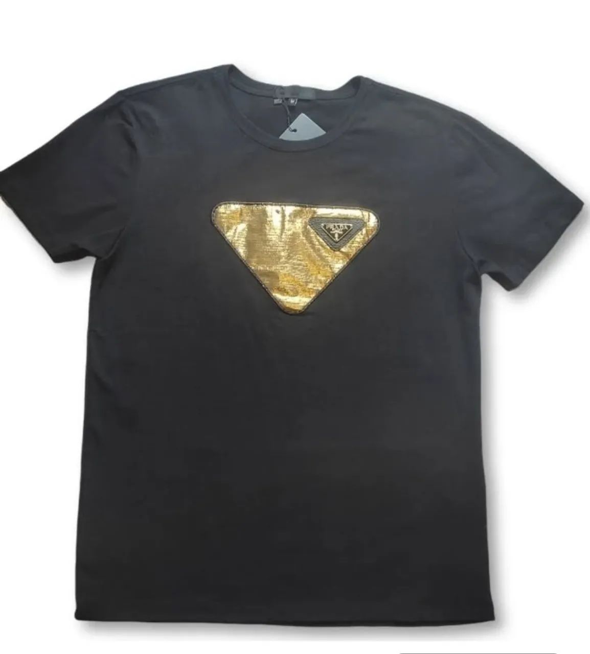 Camiseta Prada Original - Preta com Detalhe Dourado