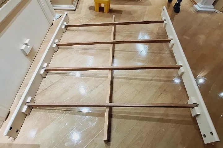 Cama de Casal Queen Size com Cabeçeira de madeira e almofada capitonê - Foto 3