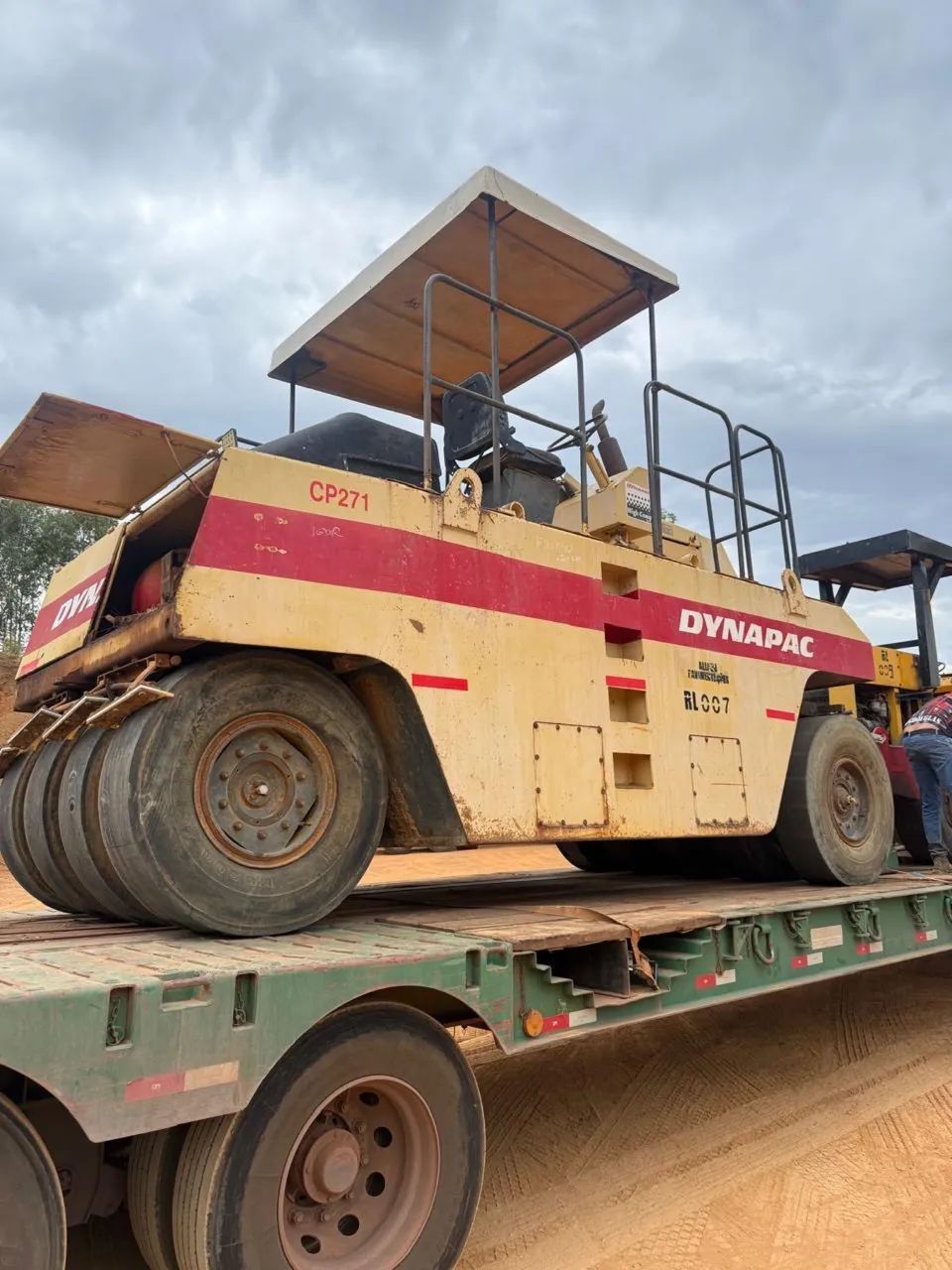 Motoniveladora Rolo Liso Rolo de Pneus Distribuidor de Agregados  - Foto 4