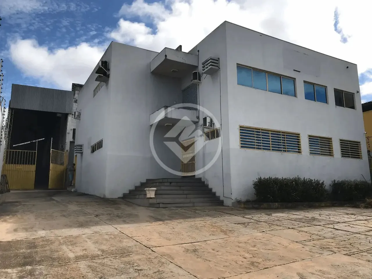 Barracão de 1.241 m² com 147 m² de câmara fria, pé direito de 7 metros com doca para carga