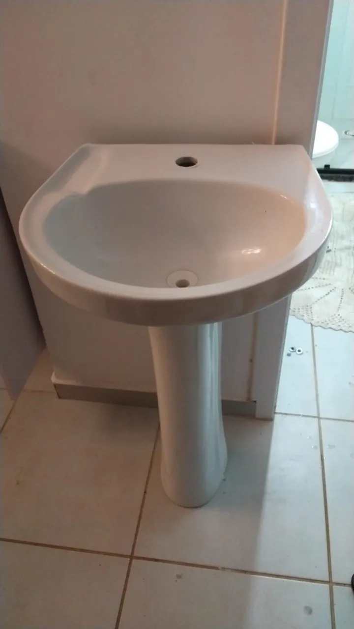 Pia de banheiro com coluna
