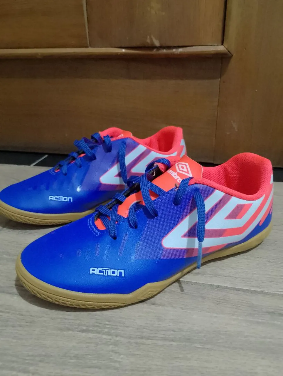 Chuteira Futsal Umbro Action - Azul com detalhes em vermelho