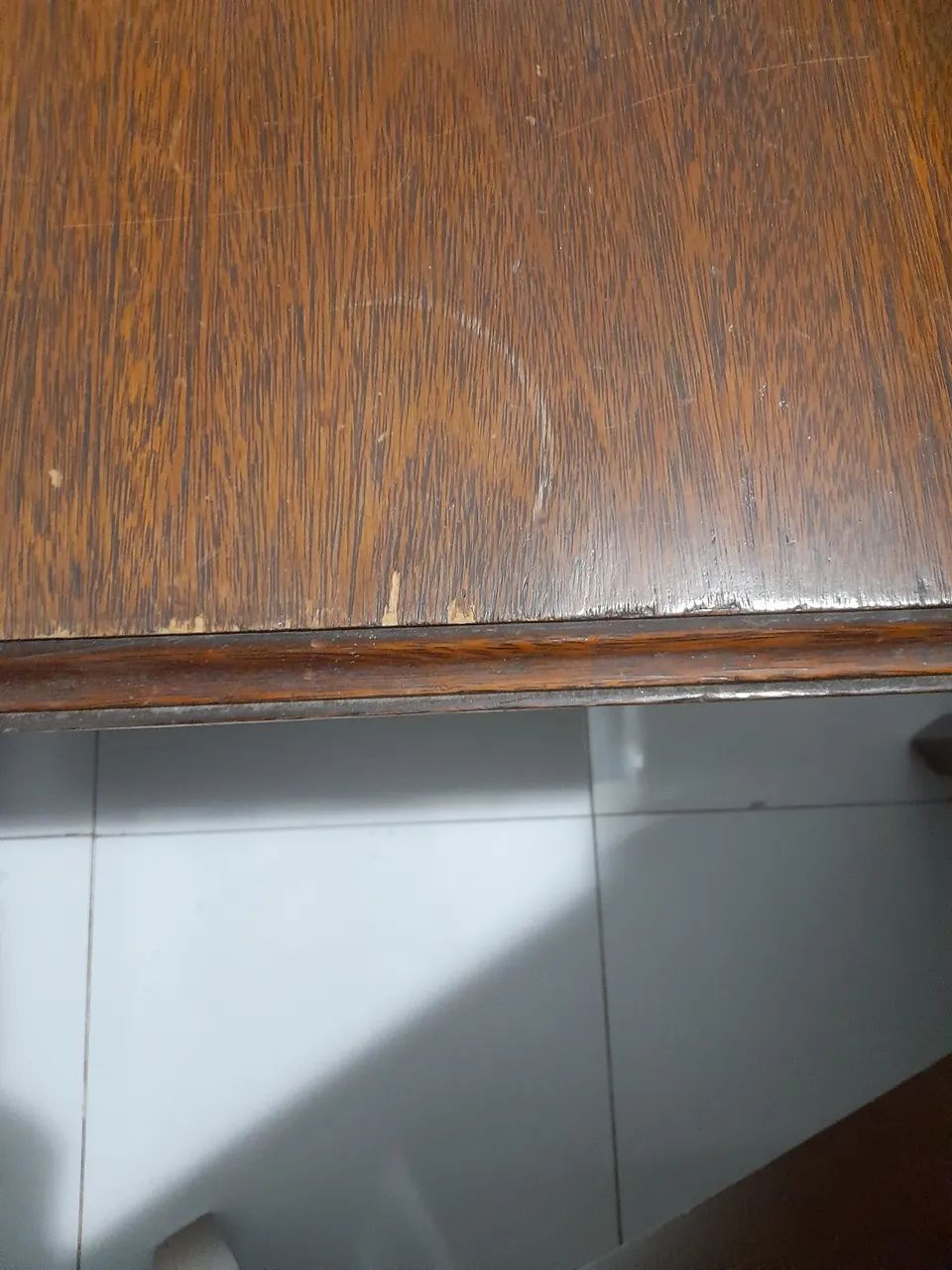 Mesa de madeira maciça em bom estado - Foto 4