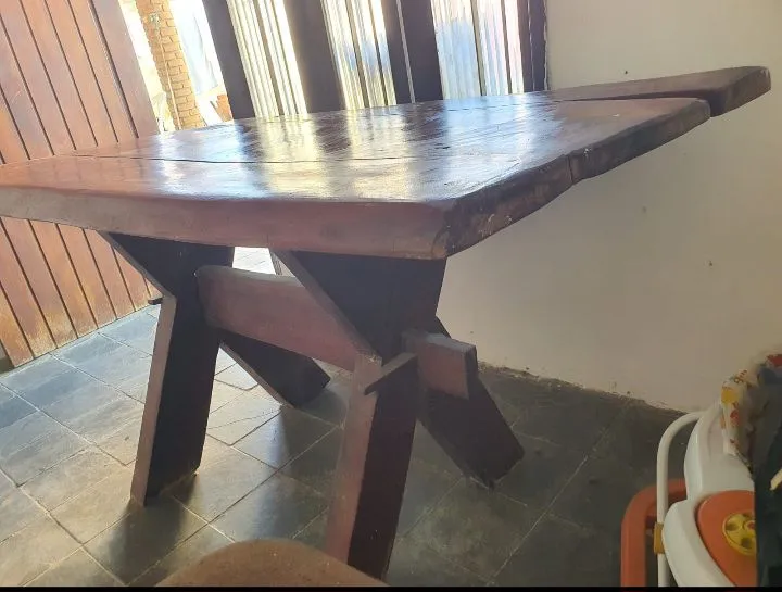 Mesa de madeira rústica para área externa