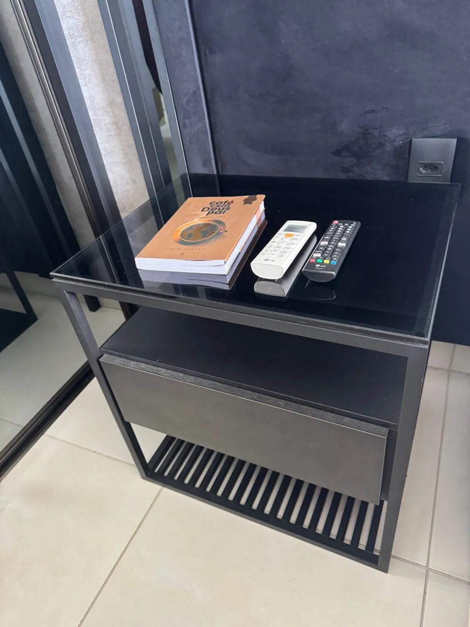 Mesa de cabeceira preta com gaveta