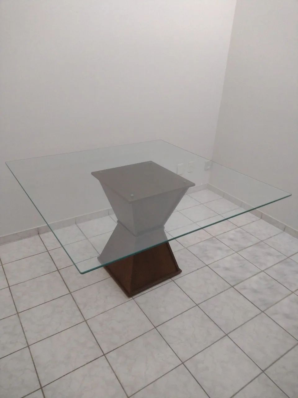 Mesa de Jantar de Vidro com Base em Madeira