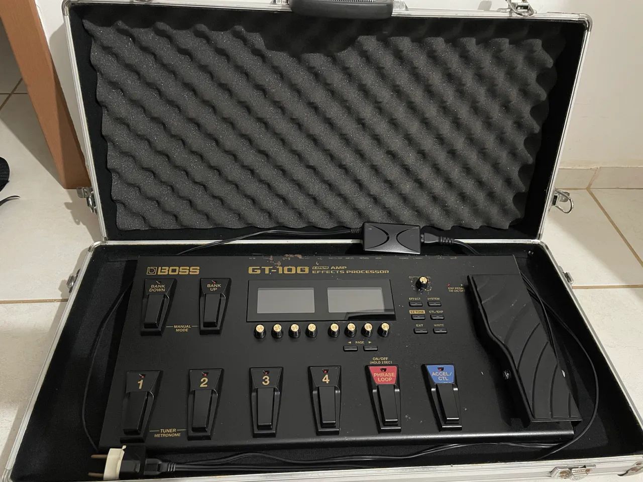Pedaleira Boss GT100 com Flight Case da Solid Sound. - Foto 4