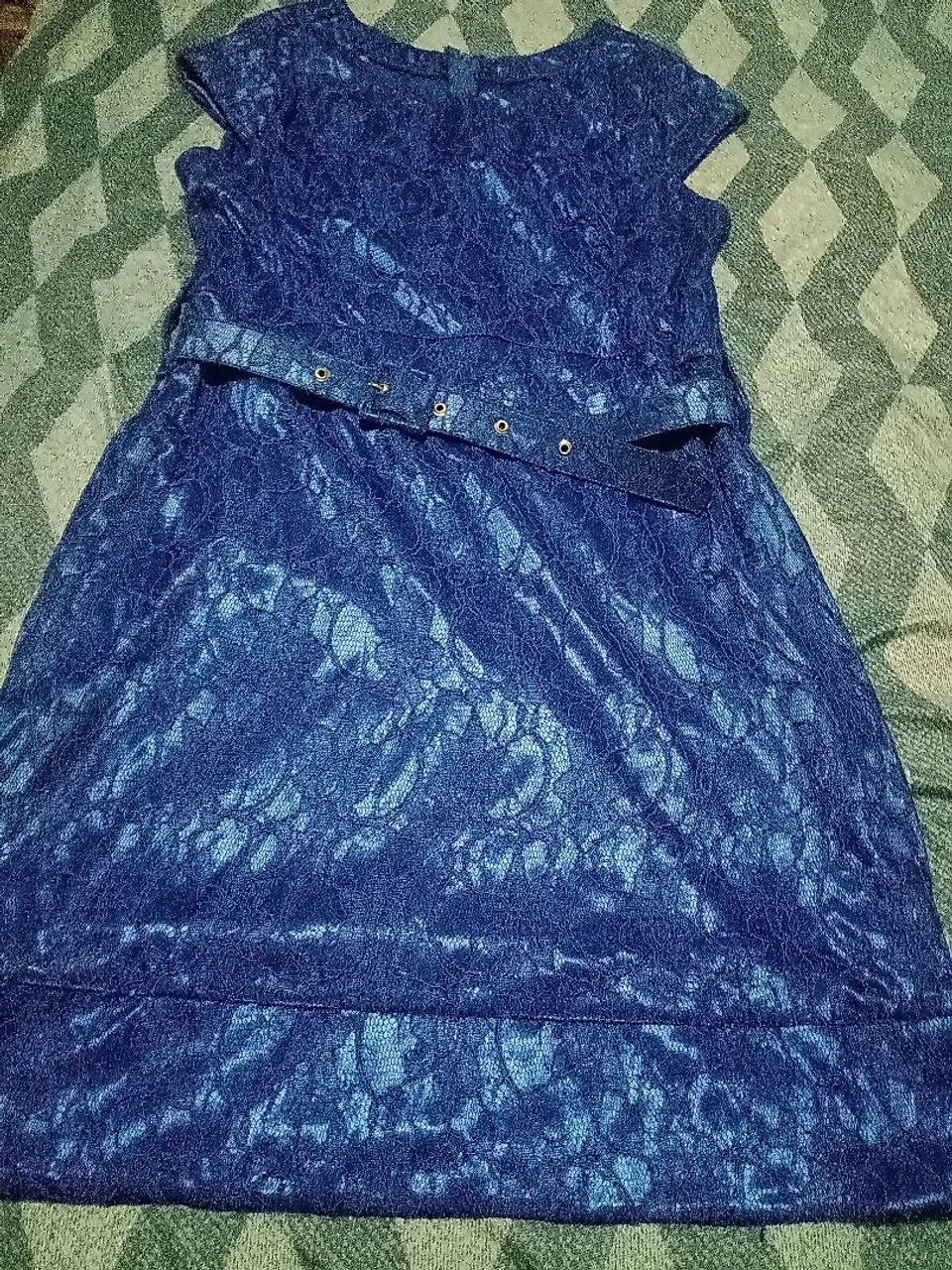 Vestido azul com renda.