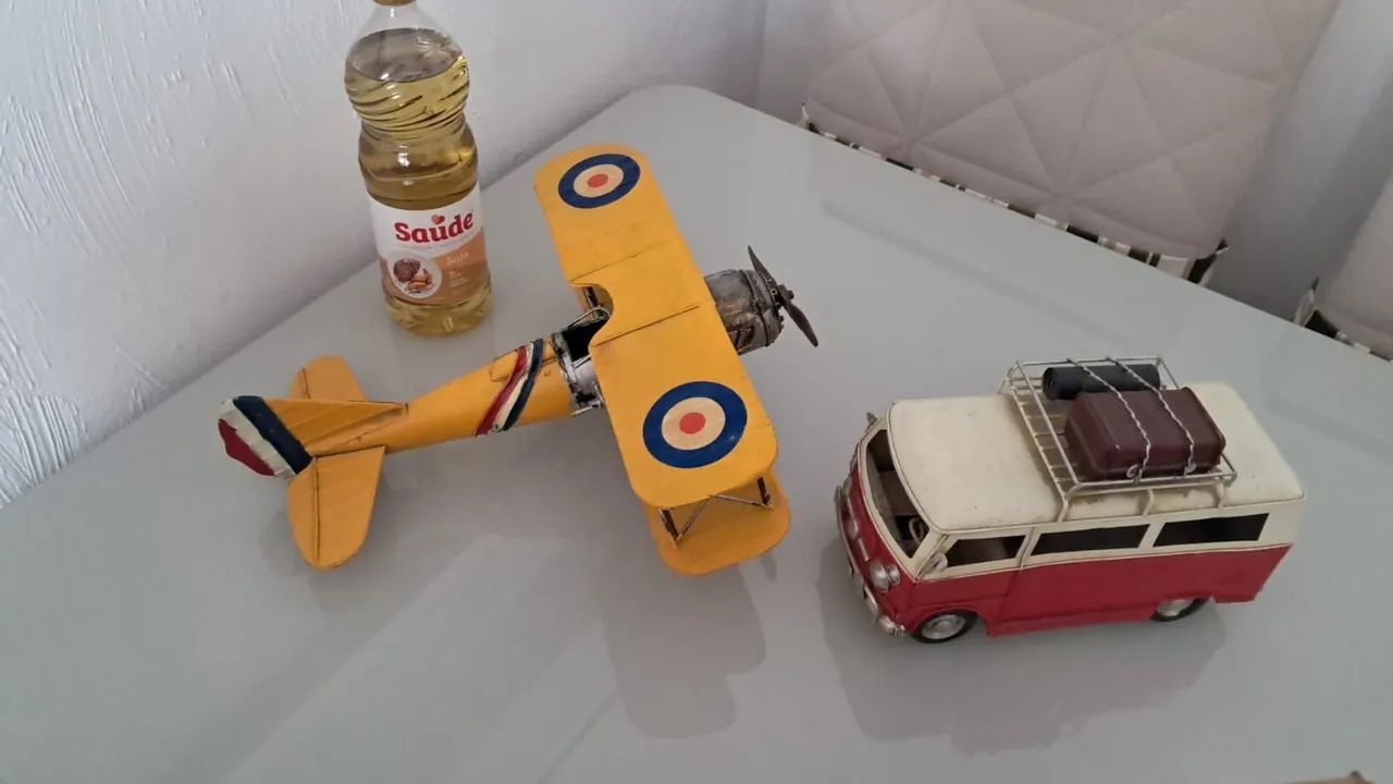 Avião e Van Vintage de Metal para Decoração