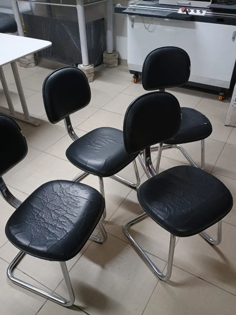 Lote com 4 cadeiras p/ escritório fixa com pés de inox usada