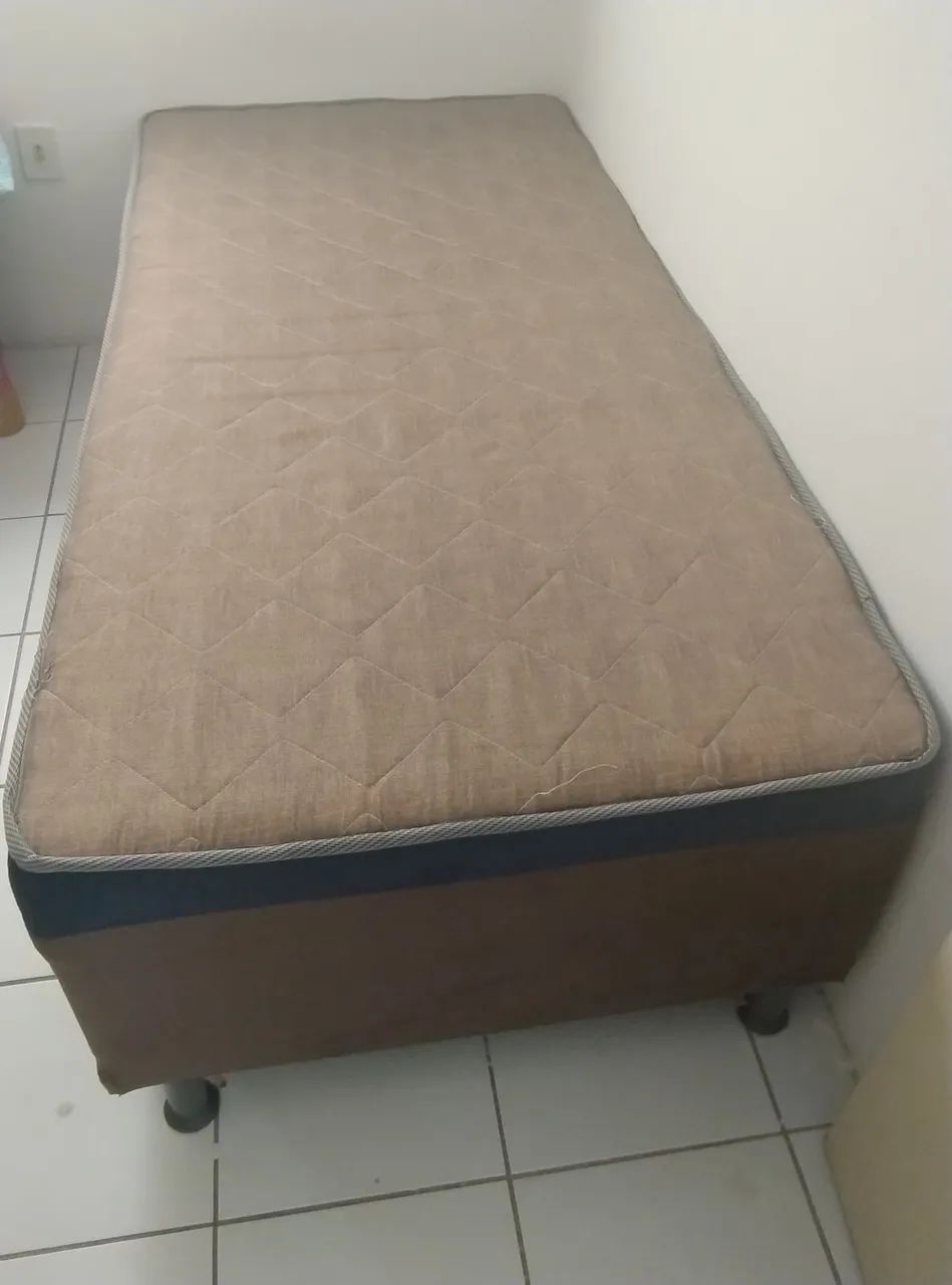 Cama de solteiro, com colchão acoplado 