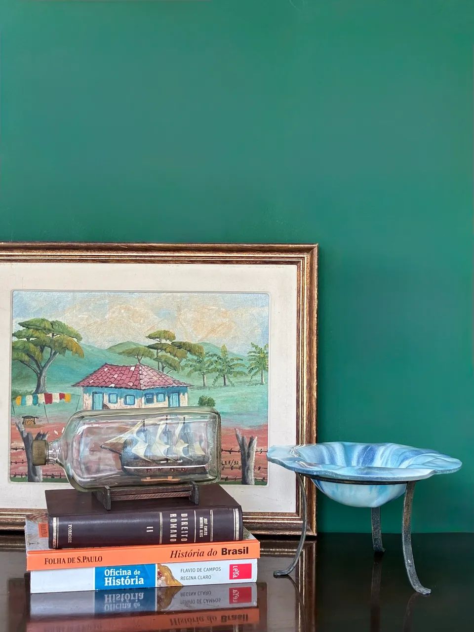 Centro de mesa com vidro pintado em tons de azul e branco + base de ferro - Foto 2
