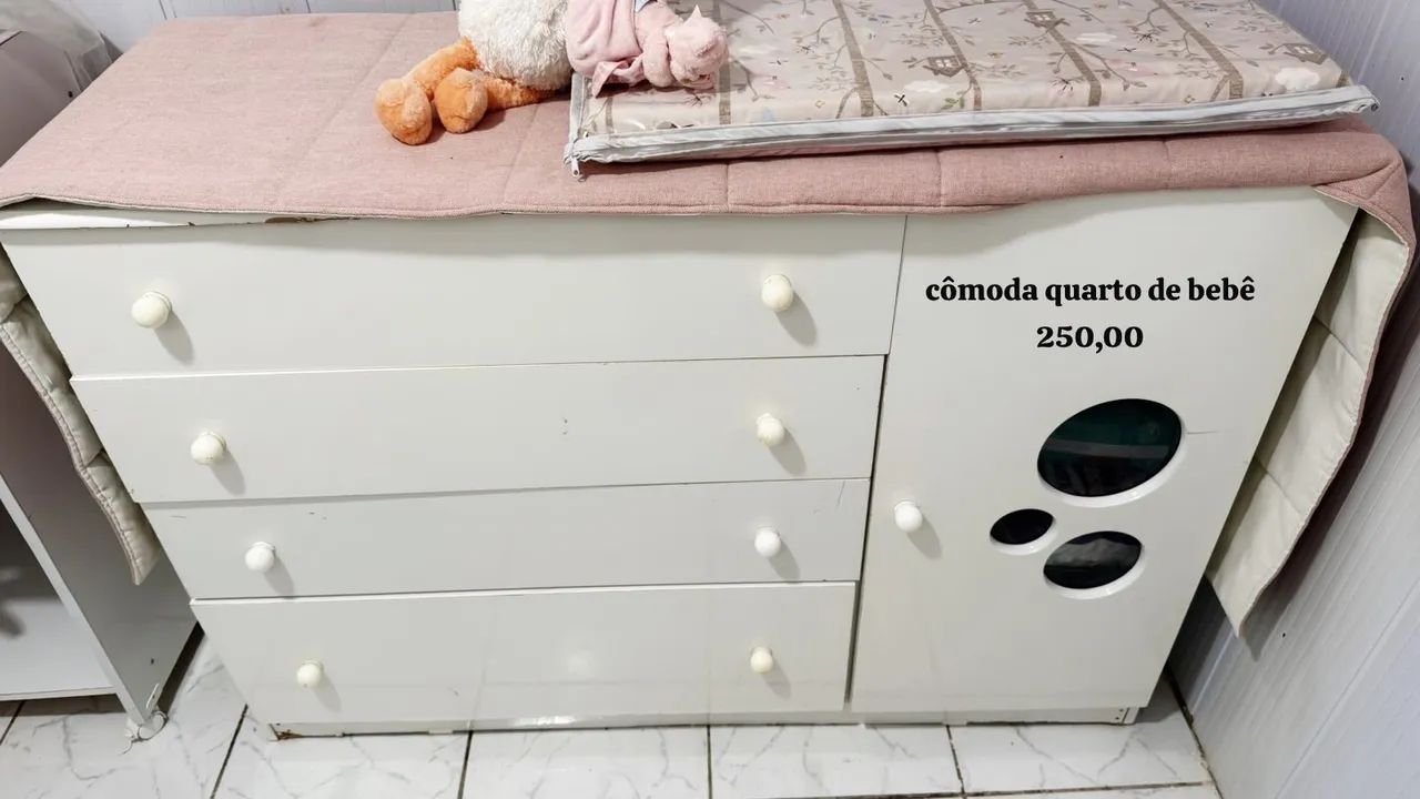 cômoda de madeira de bebê 